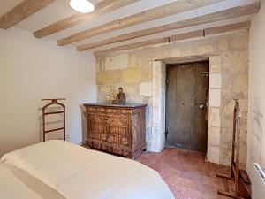 ChâteauvieuxGîte atypique au cœur du village - Beauval 5 min的一间卧室配有一张床和一个木制梳妆台