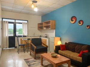 布琼布拉Exodus Apartments的带沙发和桌子的客厅以及厨房。