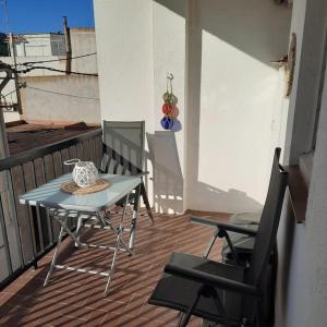 科莱拉Colera, Mar amunt的阳台配有桌椅。