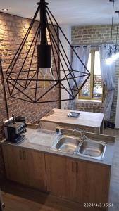 马拉希亚斯HARI'S NEST CORFU的厨房配有两个水槽和安得灯