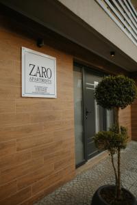 比托拉ZARO Apartments的建筑一侧的沙拉实验室标志