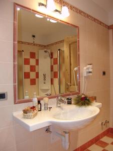 迪马罗Jolly B&B - Affittacamere的一间带水槽和大镜子的浴室
