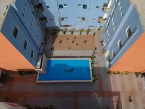 努瓦克肖特Dialali Hôtel Nouakchott的大楼游泳池的顶部景色