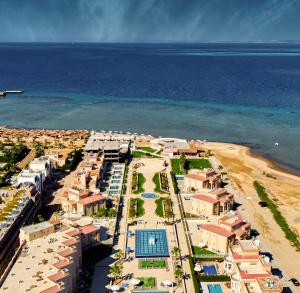 赫尔格达Selena Bay Resort & Beach Club的海滩上的度假村的空中景致