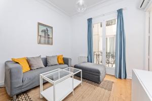 马德里拉巴斯市场蒙塔伯公寓的客厅配有灰色的沙发和桌子