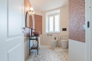 罗马Be Mate Trastevere II的一间带卫生间和水槽的浴室