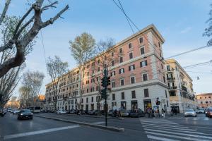 罗马Be Mate Trastevere II的一条繁忙的城市街道,有汽车和建筑