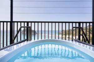 西伊豆町il azzurri的阳台的小型游泳池,享有海景