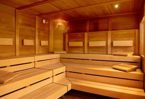 巴特基辛根索奈胡格酒店的设有带木墙和长凳的桑拿浴室