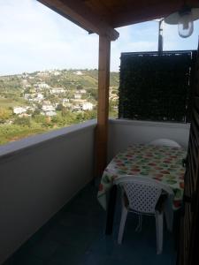 阿格罗波利Villa Luna Rossa的美景阳台的桌椅