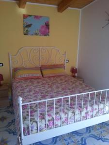 阿格罗波利Villa Luna Rossa的卧室配有白色的床