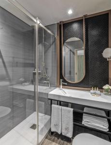 布拉加Hotel Moon & Sun Braga的一间带水槽和镜子的浴室