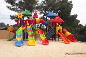 圣拉斐尔Blue Horizon的公园内一个带丰富多彩游戏设备的游乐场
