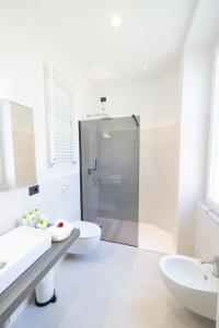 斯培西亚Affittacamere Flori的带淋浴、卫生间和盥洗盆的浴室