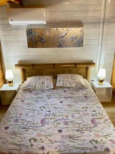 圣安德烈Les îlots du soleil levant的一间卧室配有一张带2个床头柜的大床