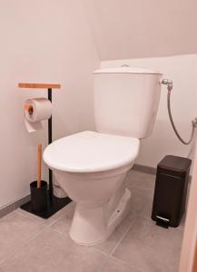维尔扬迪Kantreküla Apartment的一间位于客房内的白色卫生间的浴室