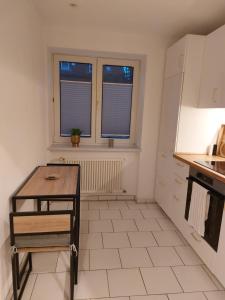 罗斯托克Hyggelige und zentrale Eigentumswohnung的一个带桌子和窗户的小厨房
