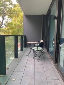 墨尔本Relaxing Urban Oasis的阳台的天井配有桌椅