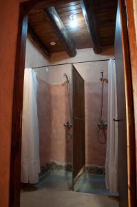 Las CompuertasKONDUR ELEMENTOS ECO HOSTEL的带淋浴的浴室和玻璃门