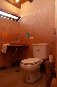 Las CompuertasKONDUR ELEMENTOS ECO HOSTEL的一间带卫生间和水槽的浴室