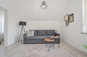 居特斯洛Gemütliche & stylische Wohnung - Küche - Wifi - TV的客厅配有沙发和桌子