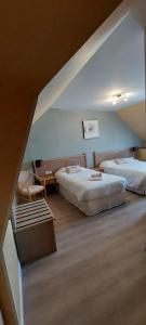 滨海勒维维耶博里瓦奇酒店的一间设有两张床的房间,楼梯