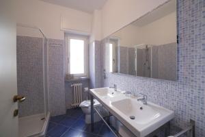 米兰甘巴拉追梦斯公寓式酒店的蓝色瓷砖浴室设有水槽和镜子