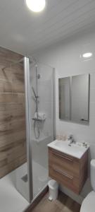滨海勒维维耶博里瓦奇酒店的浴室配有卫生间、盥洗盆和淋浴。
