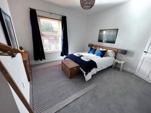 曼彻斯特House in Manchester的一间卧室设有一张床和一个窗口