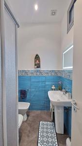 巴勒莫La Baronessa的浴室配有白色卫生间和盥洗盆。