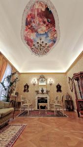 巴勒莫La Baronessa的客厅设有壁炉和吊灯。