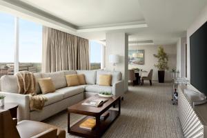 休斯顿InterContinental Houston, an IHG Hotel的客厅配有沙发和桌子