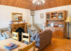 卡斯尔巴Clydagh Lodge的客厅配有沙发和桌子