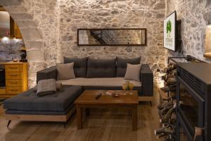 KrásionStefanis Guest House的带沙发和咖啡桌的客厅