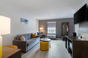 列克星敦Comfort Inn & Suites的客厅配有沙发和桌子