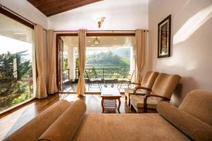 科塔吉里Green Nest Resort Ooty的带沙发和大窗户的客厅