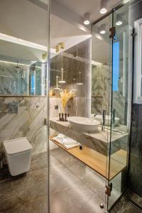 伊拉克里萨Villa Mediterrane Hotel的一间带水槽和淋浴的浴室