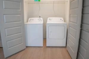 康科德Modern and Spacious King Size Retreat的洗衣房配有2个洗衣机和烘干机