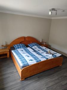 巴德茨维什安Haus Sperling的一间卧室配有一张带蓝色毯子的木床