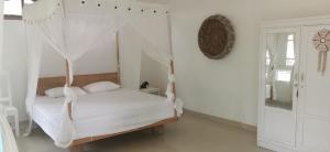 Ruathe village rua beach homestay的一间卧室配有一张带蚊帐的床