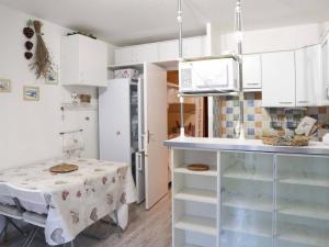 莱索尔Appartement Les Orres, 1 pièce, 6 personnes - FR-1-322-403的厨房配有白色橱柜和桌子