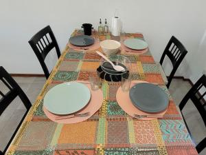罗萨里奥Departamento monoambiente Barrio Martin的桌子上放有盘子和碗