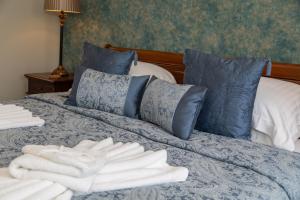 温德米尔Beaumont Guest House - FREE off-site Health Club - Adults Only的床上有两条白色毛巾