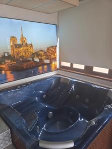 桑提亚纳德玛波萨达传奇酒店的一个带大窗户的客房内的按摩浴缸