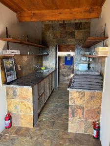 哈特比斯普特JUMANJI NATURE RESORT的厨房设有石墙和台面