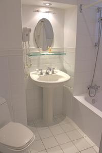 瑞拉查尔斯- 亚历山大酒店的一间浴室
