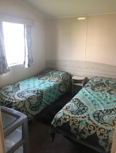 布莱克浦Marton mere的一间卧室设有两张床和窗户。