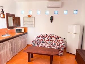 奇克拉纳－德拉弗龙特拉La Casita de Los Alambiques的厨房配有椅子、柜台和冰箱