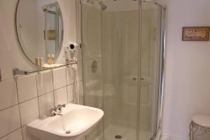 瑞拉查尔斯- 亚历山大酒店的一间浴室