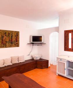 奇克拉纳－德拉弗龙特拉La Casita de Los Alambiques的客厅配有沙发和墙上的电视